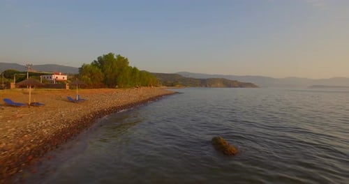 Vue aérienne : Une plage près de Molyvos, île de Lesbos.