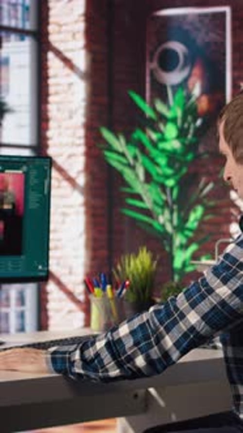 Funcionário em escritório doméstico está criando software de IA que transforma mensagens de texto em fotos