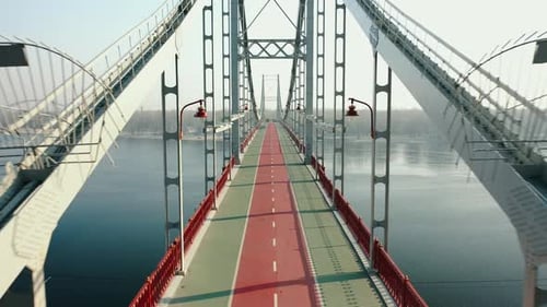 UKRAINE KIEW 16. JULI 2020 Kiewer Fußgängerbrücke aus der Vogelperspektive