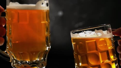 Paar Bierkrüge