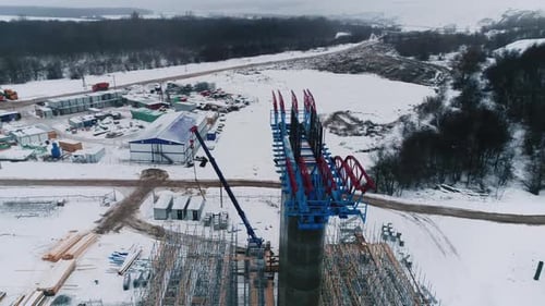 Columna de hormigón con marco de metal en el sitio de construcción del puente