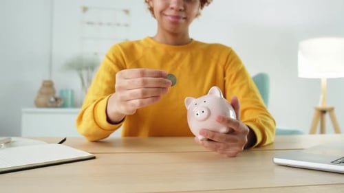 Münze gestapelt, Unternehmen sparen Geld, Investition für ein zukünftiges afroamerikanisches Mädchen, das Rosa hält