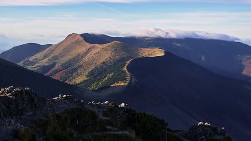 Wolken ziehen über den Bergrücken Herbstmorgen in den Karpaten | Natur | Zeitraffer