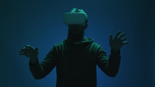 Testeur technologique portant des lunettes dans une pièce sombre