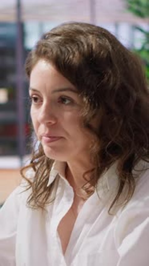 Un recruteur vidéo vertical interroge une candidate à un emploi pour en savoir plus sur ses qualifications et ses compétences
