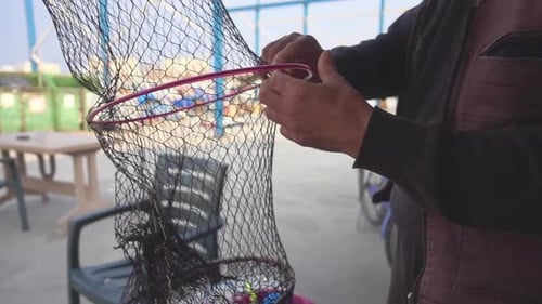Fischer bereiten Fischkäfignetze für die Jagd im Hafen vor
