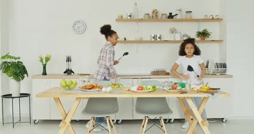 Niños divirtiéndose mientras cocinan en la cocina