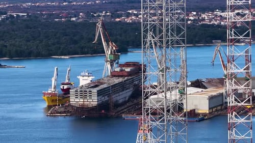 Luftaufnahme der Werft mit Schiffen im Wasser, Kroatien.