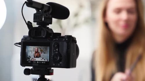 Mujer bloguera de belleza filmando un tutorial diario de rutina de maquillaje cerca de la cámara Influencer Lady Live
