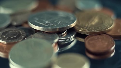 Vídeo de monedas raras antiguas, edición retro de dinero, oro viejo, en una placa giratoria de 360 grados, cámara lenta de 120 fps