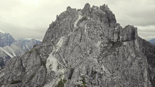 Belle vue aérienne des montagnes alpines 11er (Stubai, Autriche). Des formations rocheuses et un sentier de randonnée mènent