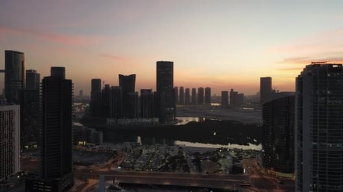 Vista aérea de la isla de Al Reem rodeada de modernos rascacielos entre los manglares del mar en
