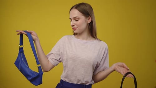 Eine Mode-Enthusiastin präsentiert leidenschaftlich ihre Sammlung stilvoller und schicker Handtaschen