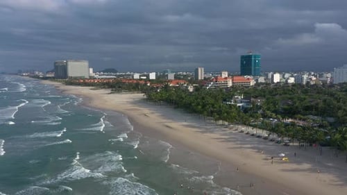 Drone survolant les plages de sable blanc de My Khe, My Bac An et Non Nuoc à Danang, au centre du Vietnam.