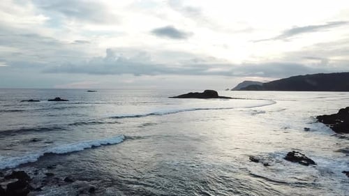 LUFTBILD 4K Kleine Wellen krachen über Meeresfelsen, Indonesien