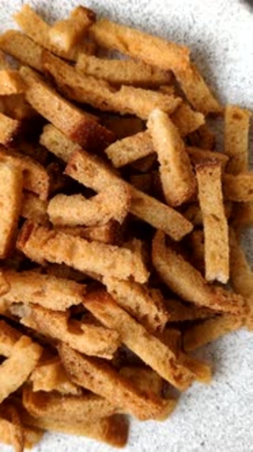 Croûtons ou craquelins à base de pain de seigle à l'ail, au sel et aux épices. Croûtons au sel