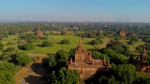 Explorez les magnifiques temples et pagodes de Bagan, au Myanmar, au lever du soleil