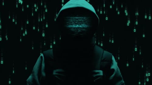 Pirate informatique avec sweat à capuche, code numérique abstrait informatique en arrière-plan Darknet Fraud et
