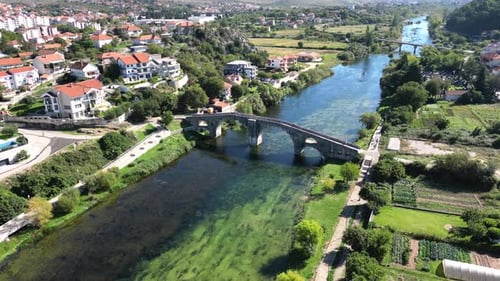 Vista panorámica aérea del puente Arslanagic y el río Trebisnjica en Trebinje