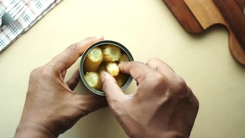 Babymais im Dosenbehälter auf gelbem Hintergrund