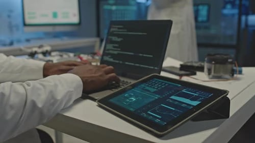 Programmprogrammierung für technische Entwickler auf einem Laptop im Labor