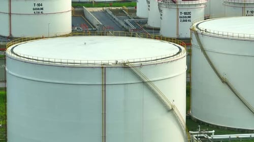 Toma aérea: sitio de almacenamiento de petróleo.