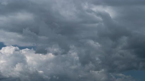 Time Lapse del cielo con nubes turbulentas en movimiento sobre un cielo azul.