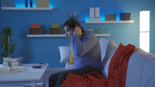 Un homme qui fait un cauchemar se réveille effrayé.