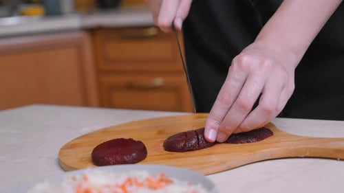 Küchenszene, in der Hände knallrote Rote Bete präzise schneiden