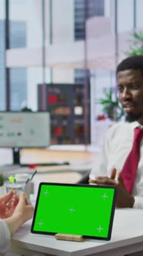 Vidéo verticale : une équipe de recruteurs interviewant un candidat à un poste à côté de l'écran Chroma Key