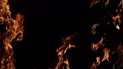 Echtes Feuer brennt an den Rändern des Rahmens
