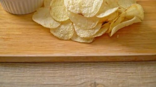 potato chips with sour cream dipping sauce