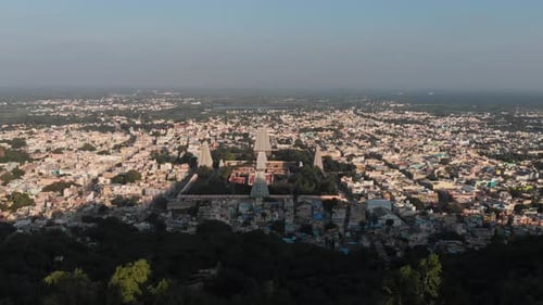 Vue aérienne du haut du temple Tiruvannamalai Shiva en Inde pendant une belle journée d'éclairage. Ralentissez s