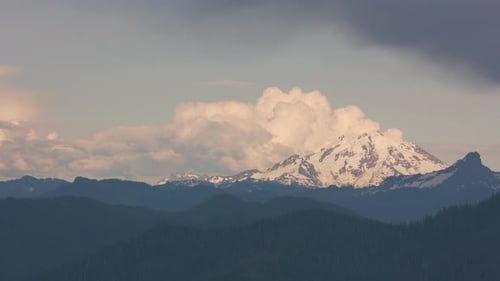 Monte Shuksan, Washington, alrededor de 2019. Toma aérea del monte Shuksan. Disparado desde un helicóptero con Cin...