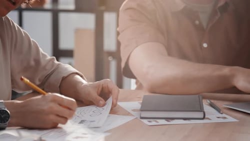 Geschäftspartner, die ein Projekt erstellen