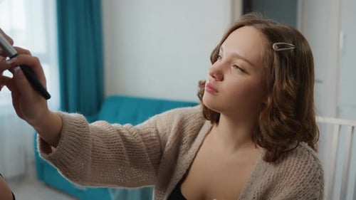 Schönheitstraining, Konturieren und Rougen, Vorführung von Casual Home Studio, wo Student