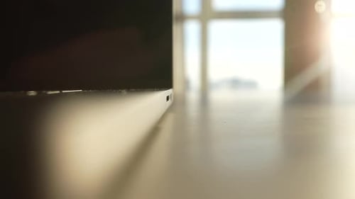 Extreme Nahaufnahme nicht erkennbarer männlicher Hände, die eine schnelle SD-Karte in den Kartenleser-Laptopfach stecken
