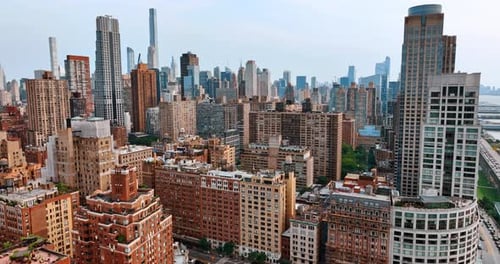 Varied building architecture in the scenery of New York.