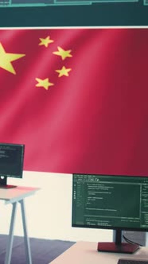 Vidéo verticale Salle de piratage gouvernementale vide avec drapeau chinois sur grand écran