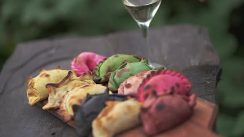 De belles empanadas argentines de différentes couleurs et saveurs.