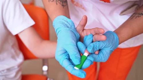Exame de sangue do dedo no hospital. Profissional de saúde fazendo um teste de picada no dedo