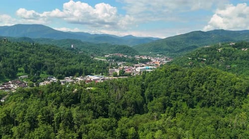 Ciudad turística de Gatlinburg, Tennessee, en las montañas Apalaches, colinas boscosas cerca de la zona turística