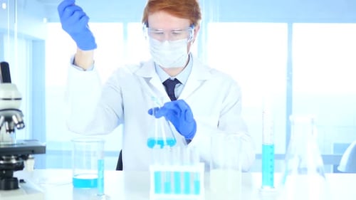 Wissenschaftler forschen und reagieren im Labor