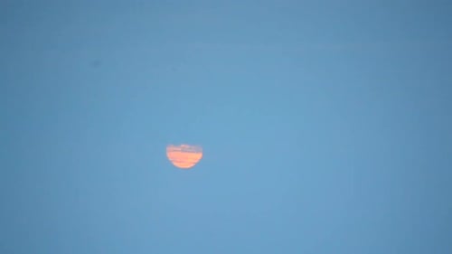 Lever de la lune Mouvement de la lune rouge à travers le ciel bleu Lever de lune