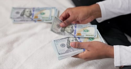 Photo prise à côté d'une sillouhette américaine comptant de l'argent et des dollars dans les mains d'une femme à faible salaire