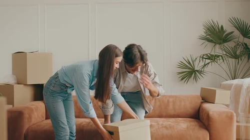 Familie zieht gemeinsam in eine neue Wohnung und packt dabei Kartons