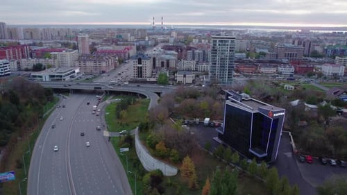 Stadtgebiet mit hohen Gebäuden in der Nähe der Autobahn mit Brücke