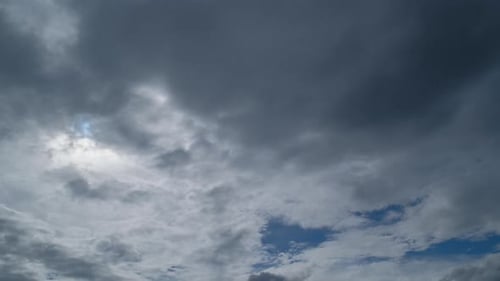 Dramatisch Himmel mit Sturmwolken im Zeitraffer eines bewölkten Tages.