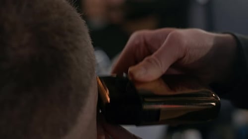 Männliche Hand mit Elektrorasierer