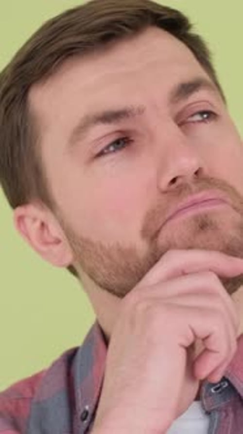 Ein Mann, der denkt und die Umwelt untersucht Er steht im Studio im Hintergrund